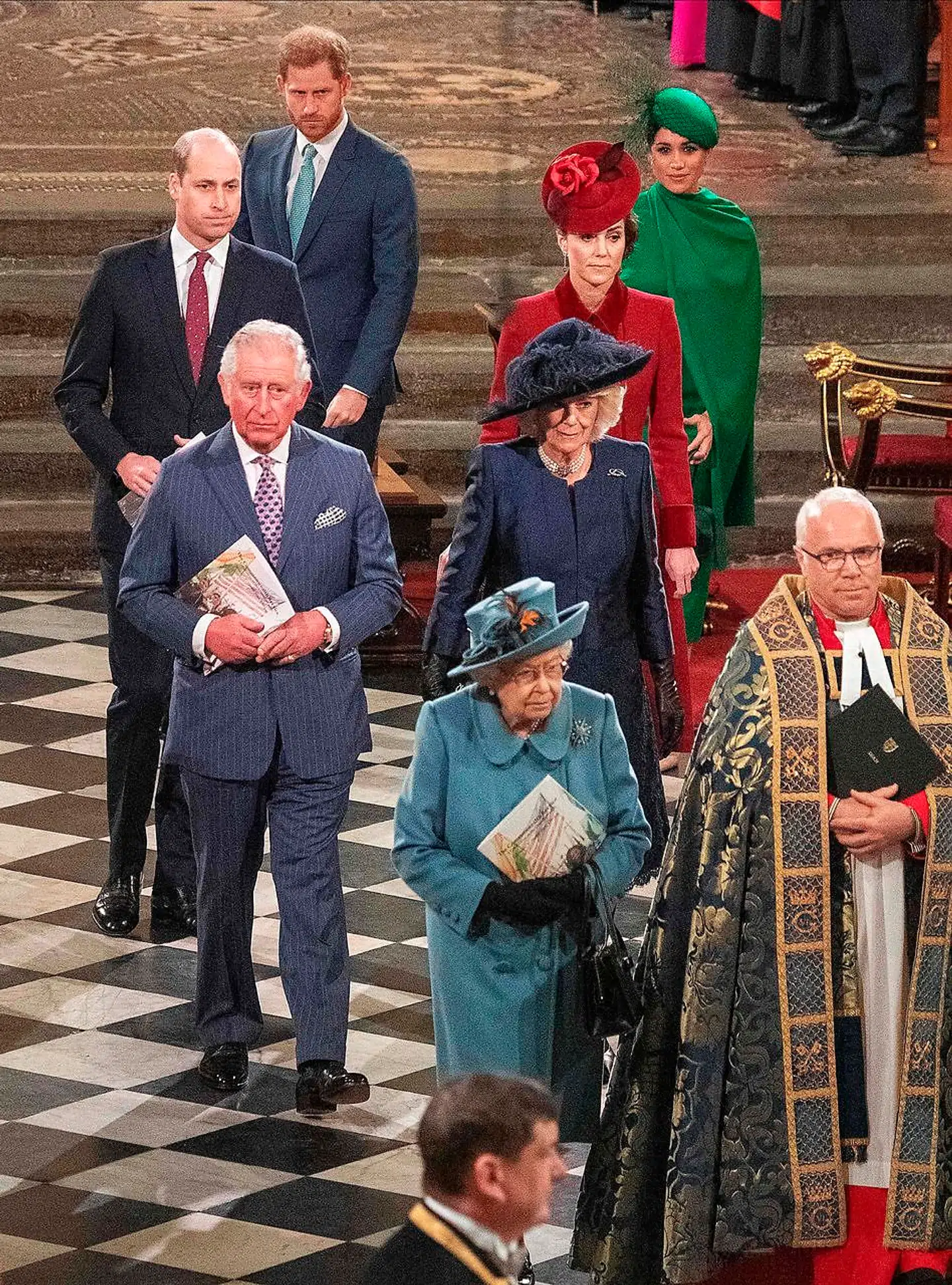 Dronning Elizabeth er kendt for sit professionelle udtryksløse ansigt, når følelserne trænger sig på. Og også mandag var hun god til at skjule, hvad hun egentlig følte. Det samme kan man ikke just sige om prrins harry, prins William, hertuginde Kate og prins Charles, der alle så bedrøvede og sammenbidte ud.