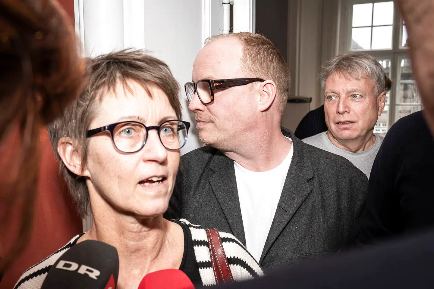 Susanne Zimmer (Å) taler med pressen efter Alternativets gruppemøde, på Christiansborg tirsdag den 25. februar 2020. I baggrunden: Rasmus Nordqvist (Å) og Uffe Elbæk (Å).. (Foto: Niels Christian Vilmann/Ritzau Scanpix)