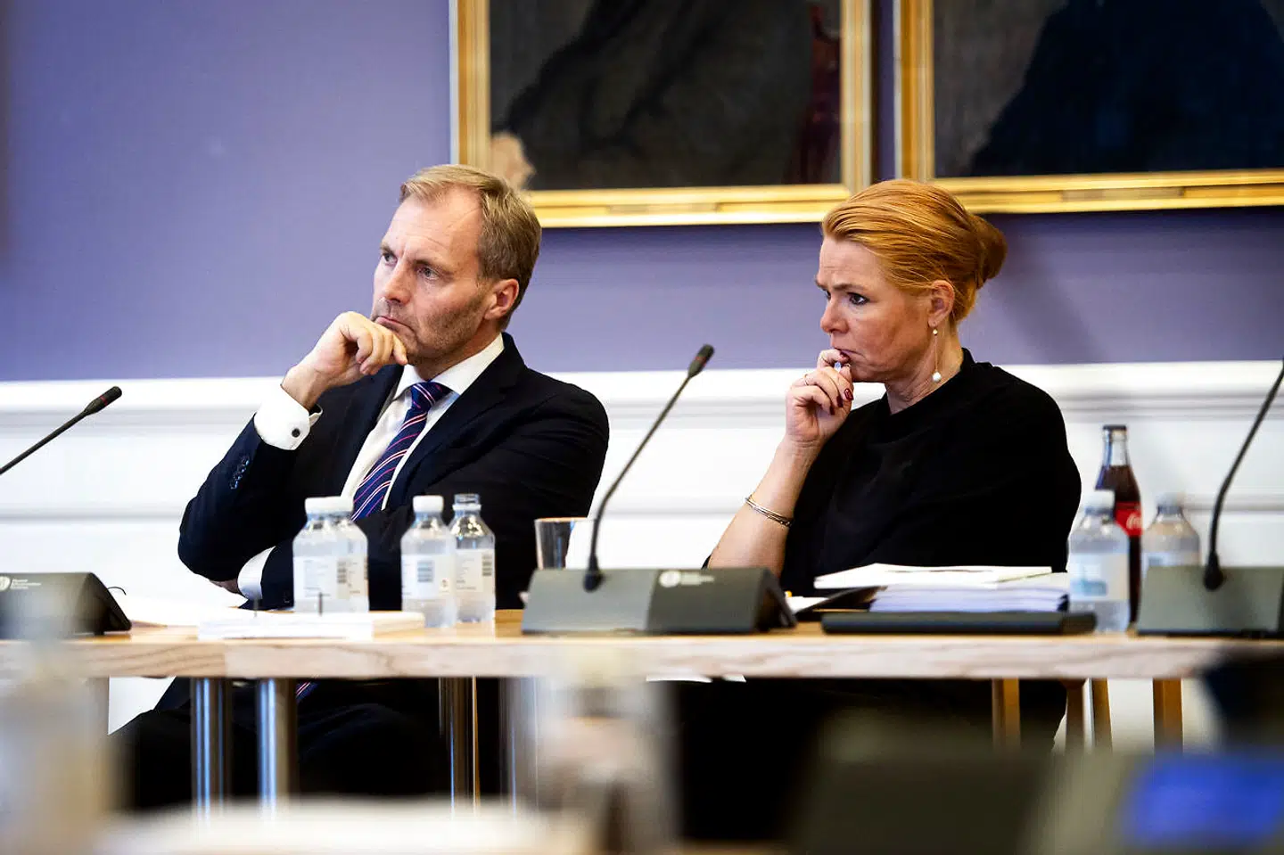 Dansk Folkepartis retsordfører, Peter Skaarup, der her sidder ved siden af Venstres næstformand, Inger Støjberg, kalder det helt absurd, at stadig flere dommere bijobber, mens antallet af uafsluttede retssager hober sig op. (Foto: Ida Guldbæk Arentsen/Ritzau Scanpix)