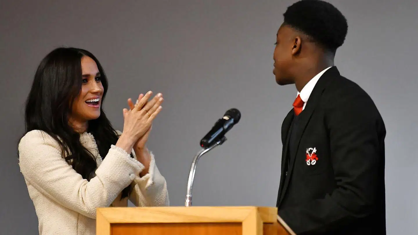 Hertuginde Meghan på scenen med den 16-årige skoleelev Aker Okoye.