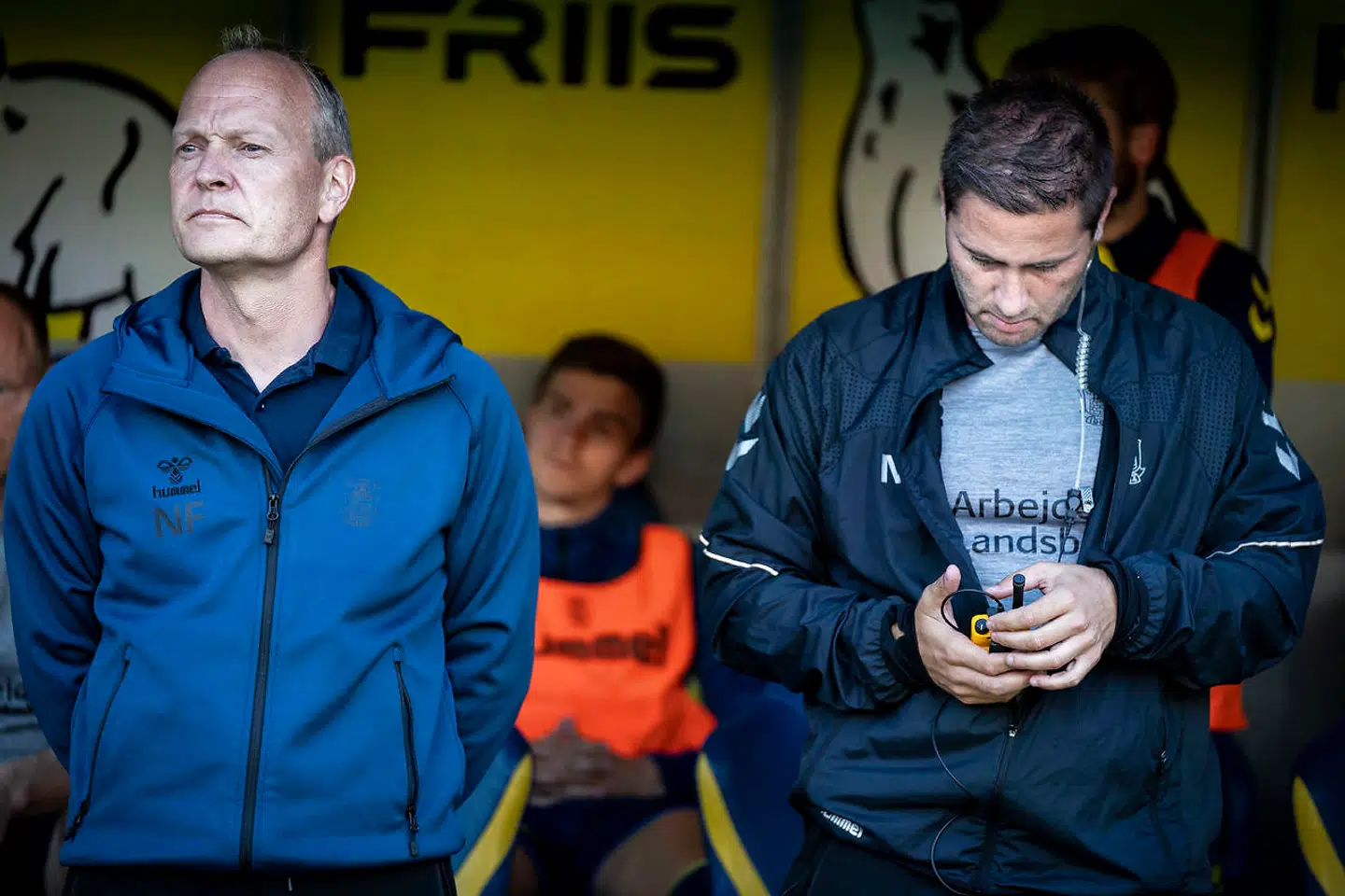 Niels Frederiksen (tv.) med assistenttræner Martin Retov (th.) på Brøndby-bænken.