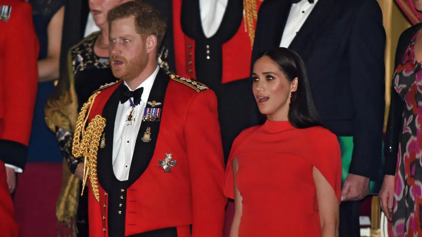 Hertugen og hertuginden af Sussex sang med på den britiske nationalsang, inden de gik ind til deres pladser.