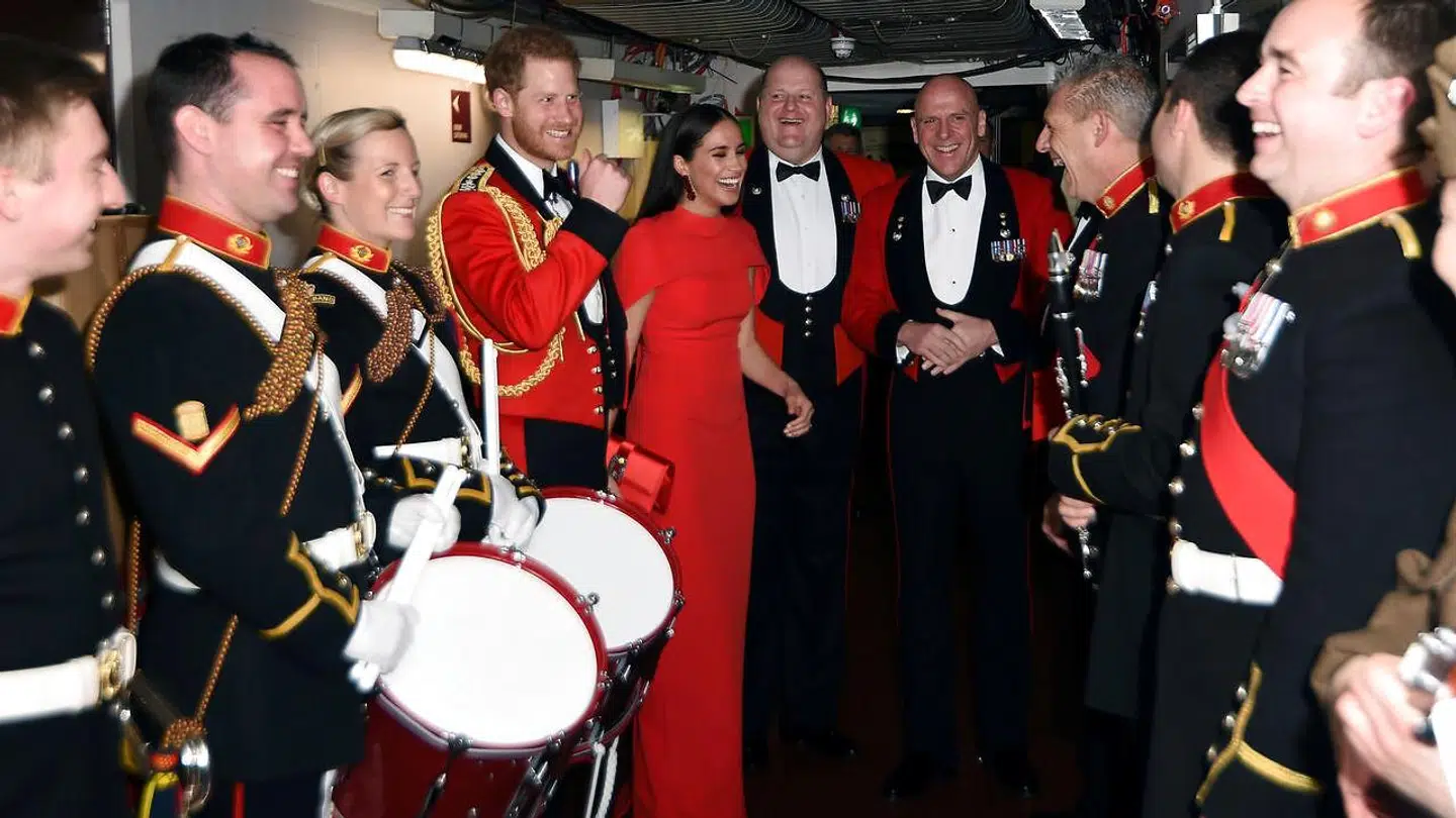 Det var med store smil, Meghan og Harry mødte nogle af de optrædende i pausen.