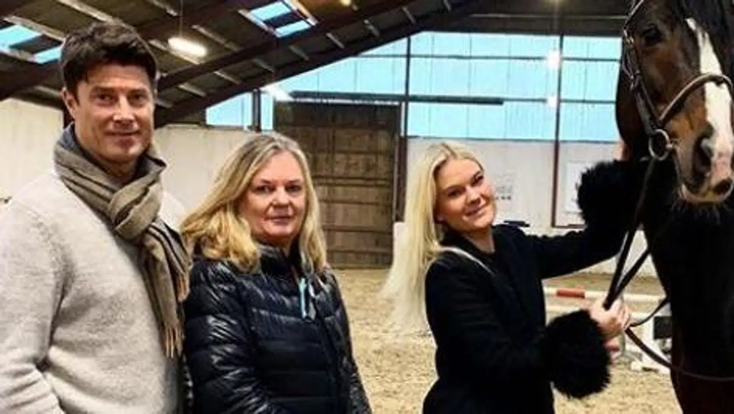 Rasmine Laudrup er springrytter på højt plan. Her med sin gamle hest og forældrene, Mette og Brian Laudrup.