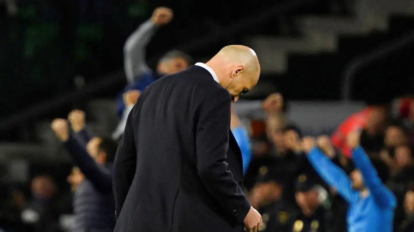 Zinedine Zidane forlader banen med nedbøjet hoved.