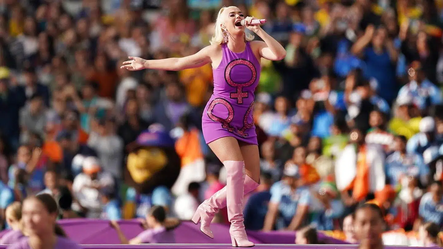 Katy Perry indtog scenen ved VM i kvindecricket med babybule og kvindesymbol.