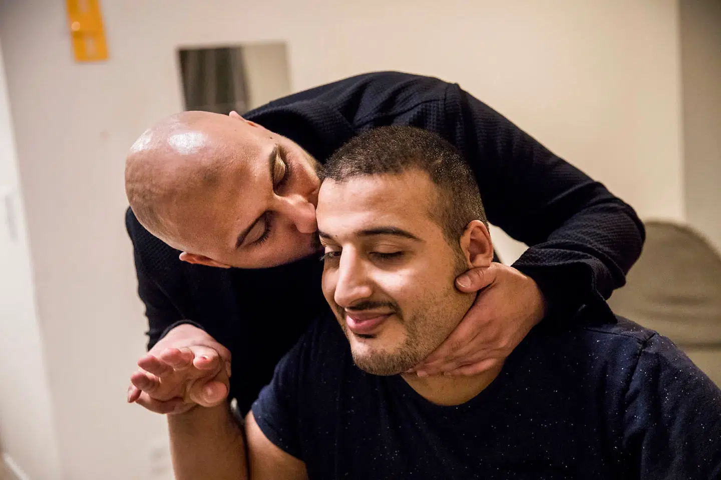 Anas Salman(tv.) og lillebroren Nassik Salman der er infantil autist.
