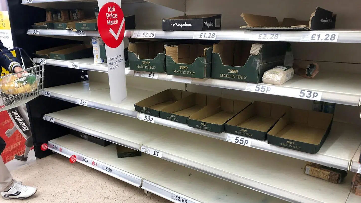 Blandt andet tørret pasta er i høj kurs hos britiske forbrugere, der frygter at ende i karantæne på grund af coronavirus.
