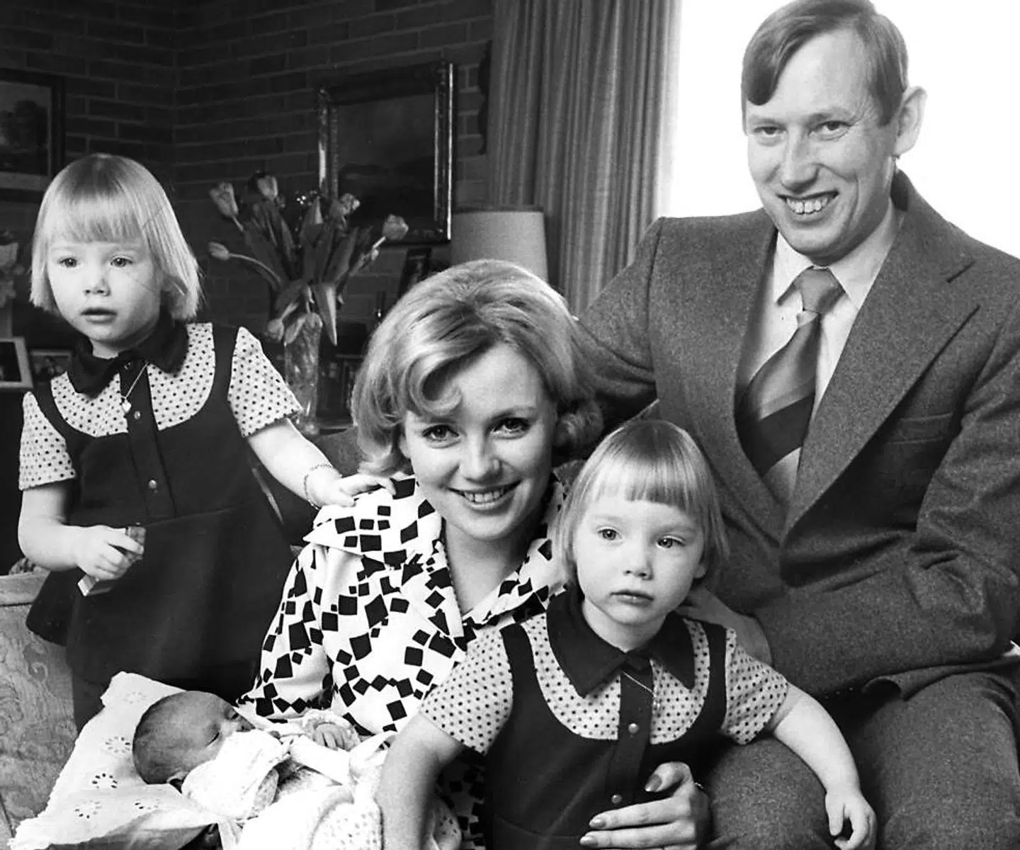 Grev Christian af Rosenborg med tvillingerne Camilla og Josephine af Rosenborg, mens grevinde Anne Dorte holder deres yngste datter, Feodora af Rosenborg.