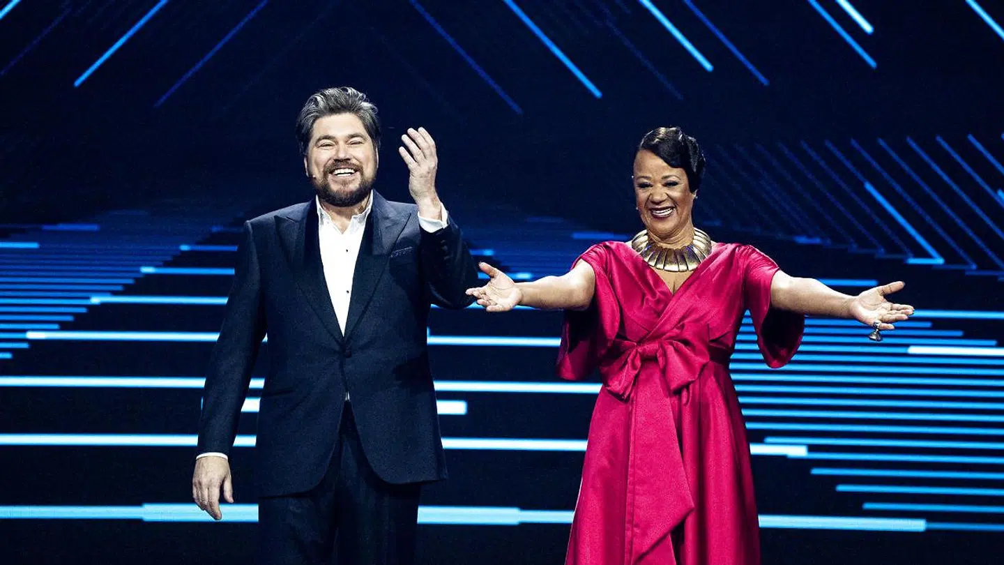 Det var en markant slankere Rasmus Bjerg, der lørdag var vært ved Dansk Melodi Grand Prix 2020 sammen med Hella Joof.