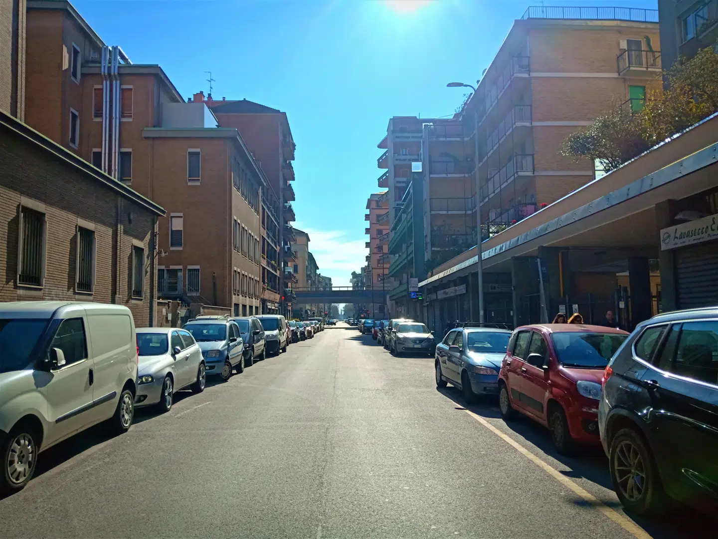 Der er næsten ingen biler på vejene i Milano. Billedet er taget om formiddagen søndag den 8. marts.