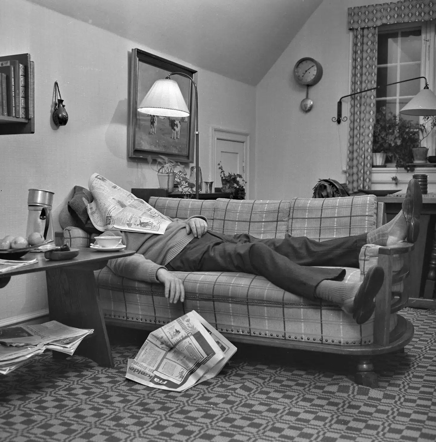 Mand slapper af på sofaen.