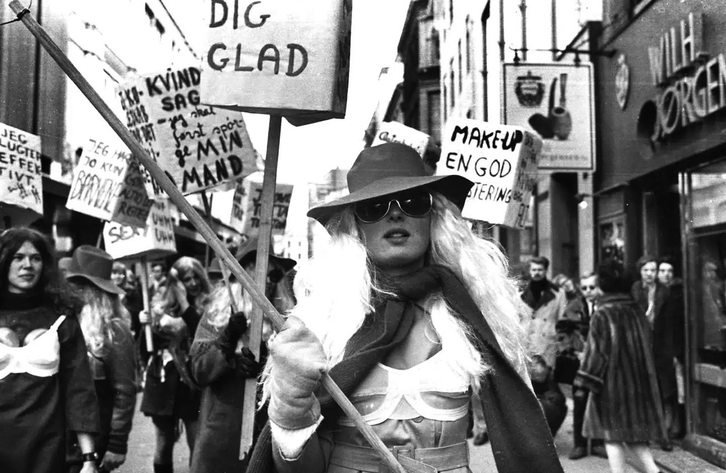 Demonstration for kvindefrigørelse. Her Ninon Schloss.