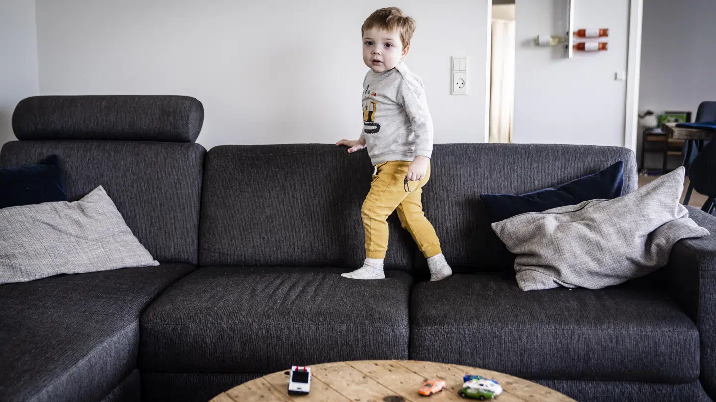 Der er gang i treårige Liam, som har svært ved at sidde stille. Foto: Rasmus Laurvig/Byrd.