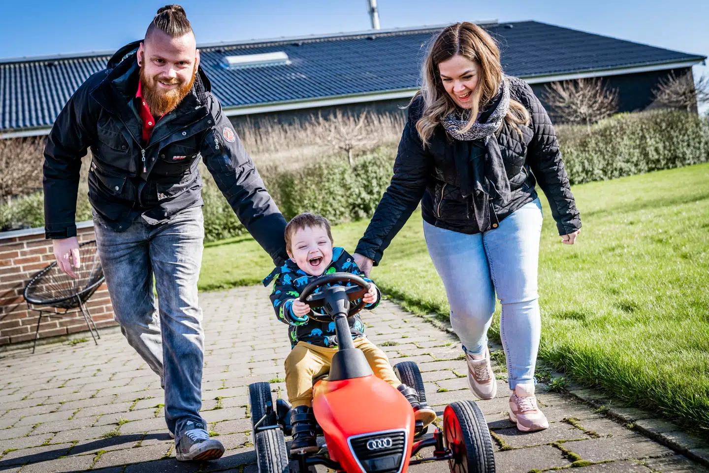 Familien leger i haven i Gjerlev i nærheden af Randers. Foto: Byrd/Rasmus Laurvig.