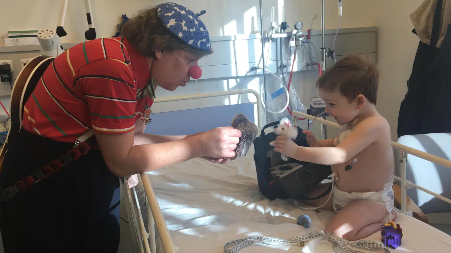 Familien har slet ikke tal på, hvor mange gange de har været på hospitalet. Heldigvis er der hospitalsklovne, som hjælper med at holde humøret højt, når det er svært. Foto: Privat.