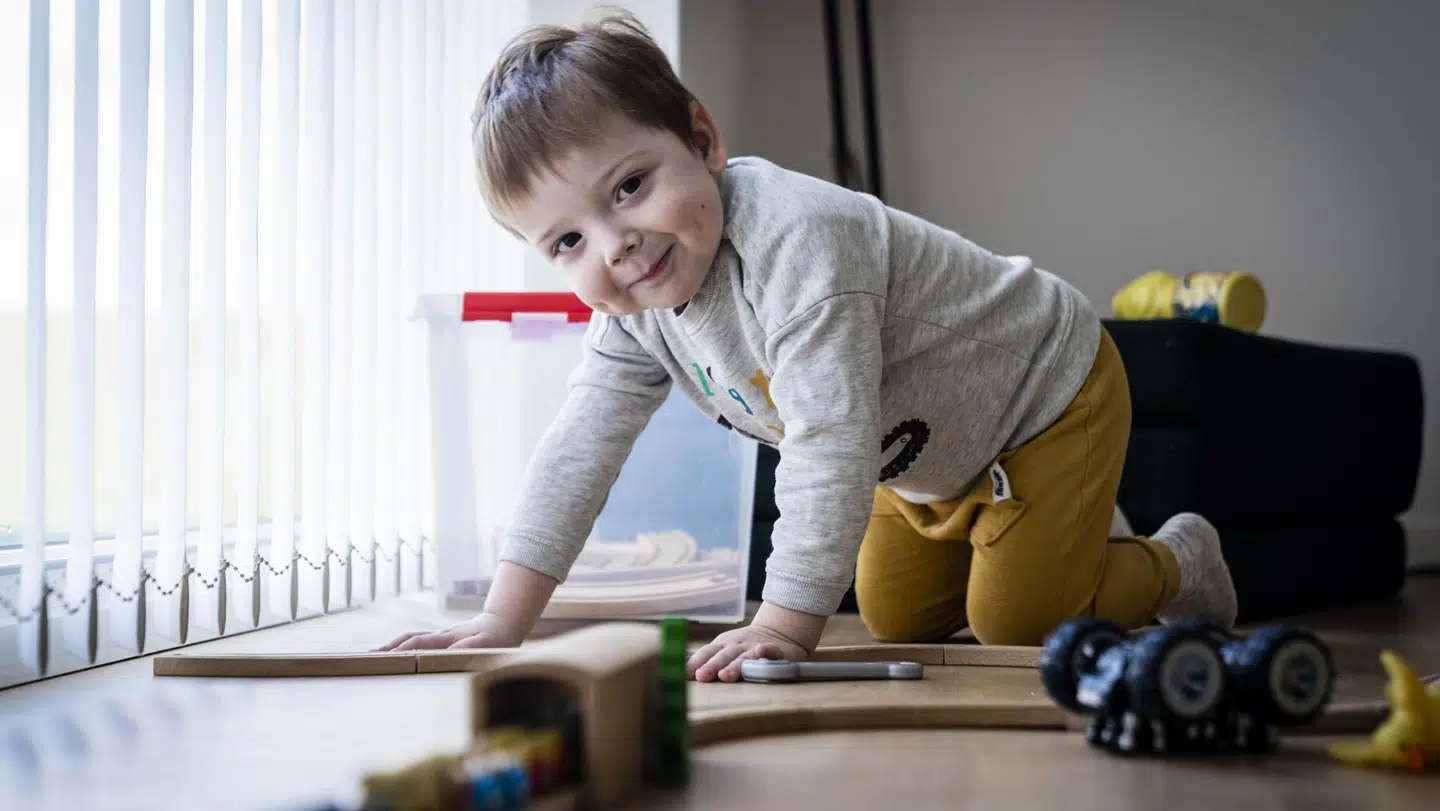 Liam leger, mens mor og far svarer på spørgsmål fra journalisten. Foto: Rasmus Laurvig/Byrd.