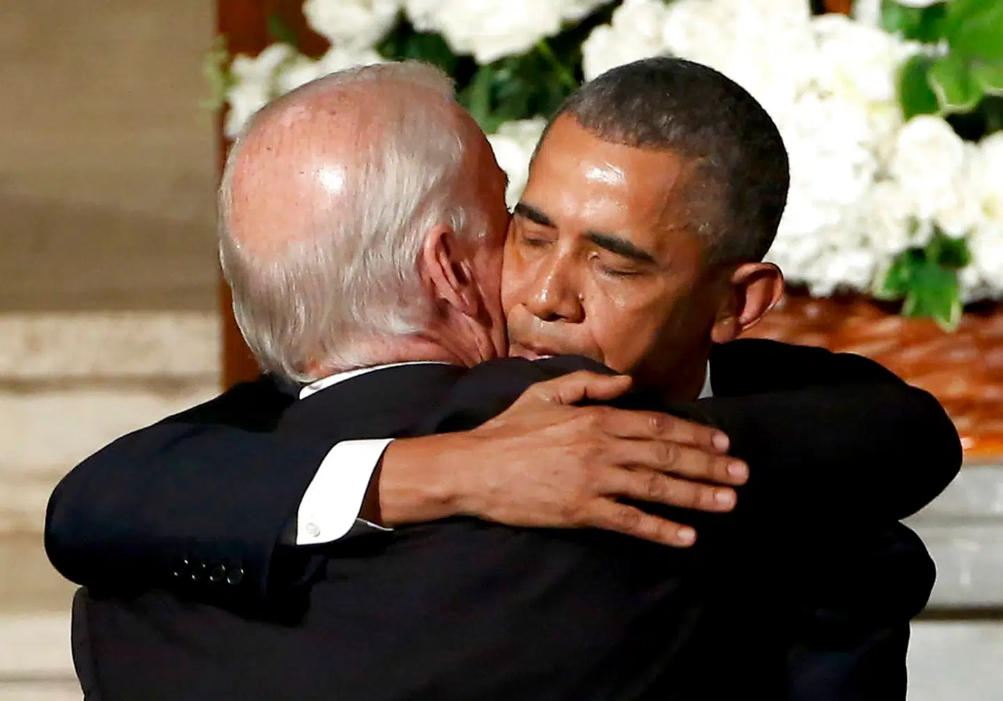 Tragedie. Barack Obama krammer sin gode ven og vicepræsident. Joe Bidens ældste søn, Beau Biden, begraves i 2015.