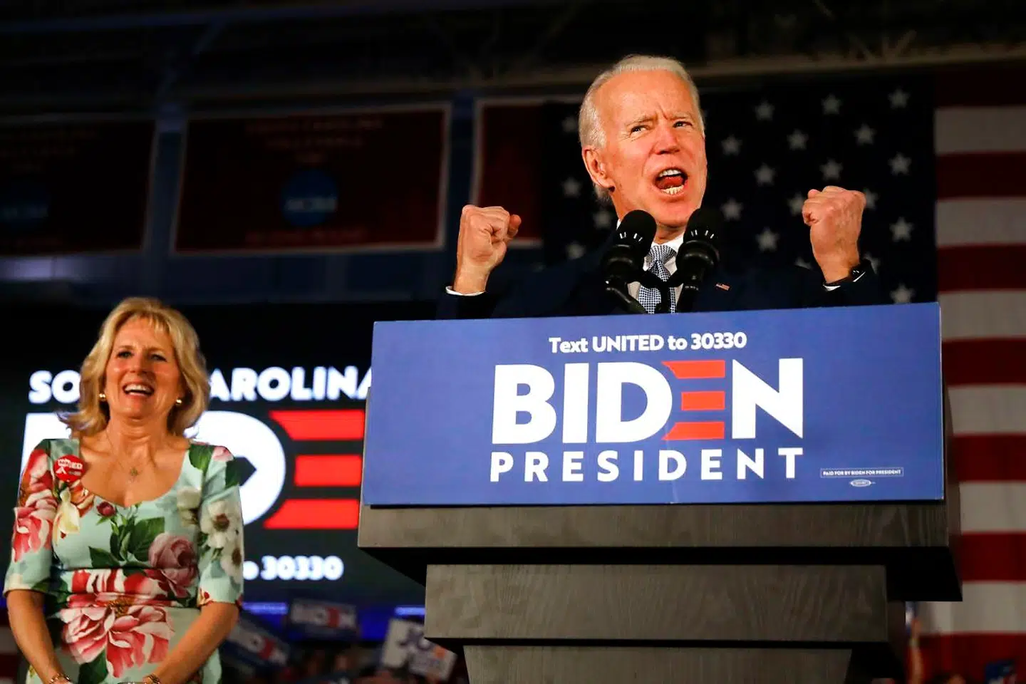 Få minutter efter Jill Biden havde beskyttet sin mand mod en voldsom kvindelig demonstrant, er smilene igen fremme.