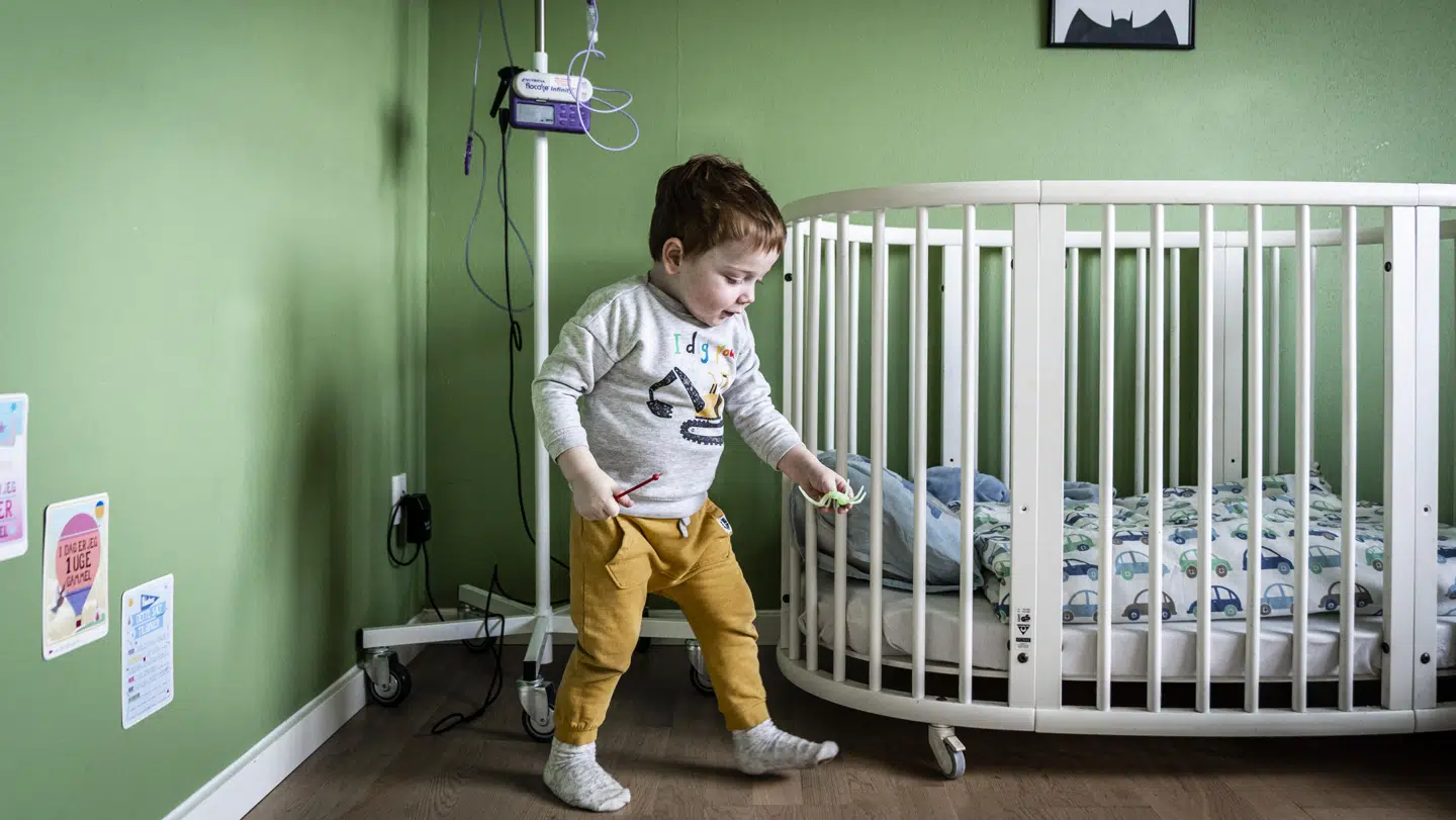 Liam kan endnu ikke spise normalt, men får sondemad. Her ses udstyret på hans værelse. Foto: Byrd/Rasmus Laurvig.