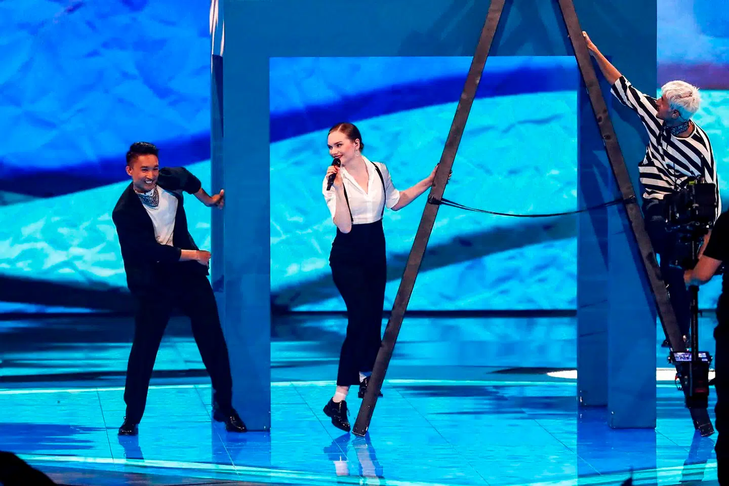 Her ses Leonora på scenen under Eurovision i maj sidste år. Yderst til højre ses Sinan Spahi.