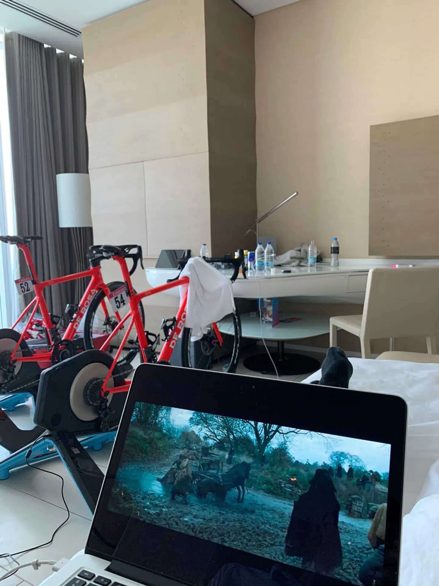 Udsigten fra Jesper Hansens seng ud over det værelse, som han skal tilbringe 14 dage i.