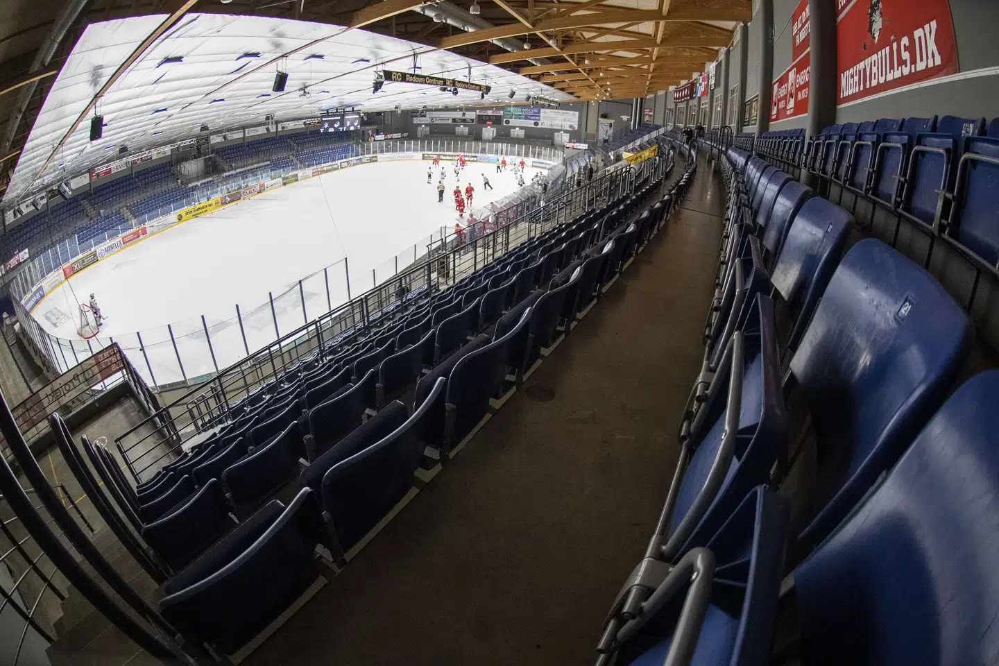 De to sidste runder i grundspillet i ishockey spilles uden tilskuere. Her er det Rødovre Mighty Bulls i kamp med Aalborg Pirates i Rødovre Centrum Arena uden tilskuere fredag. Thomas Sjørup/Ritzau Scanpix