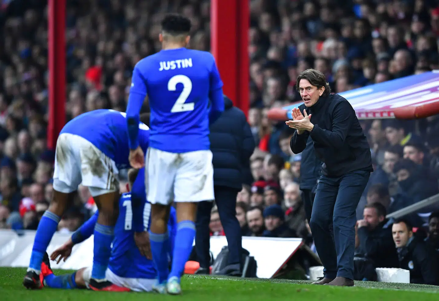 Thomas Frank opildner sine spillere i pokalkampen mod Leicester City.