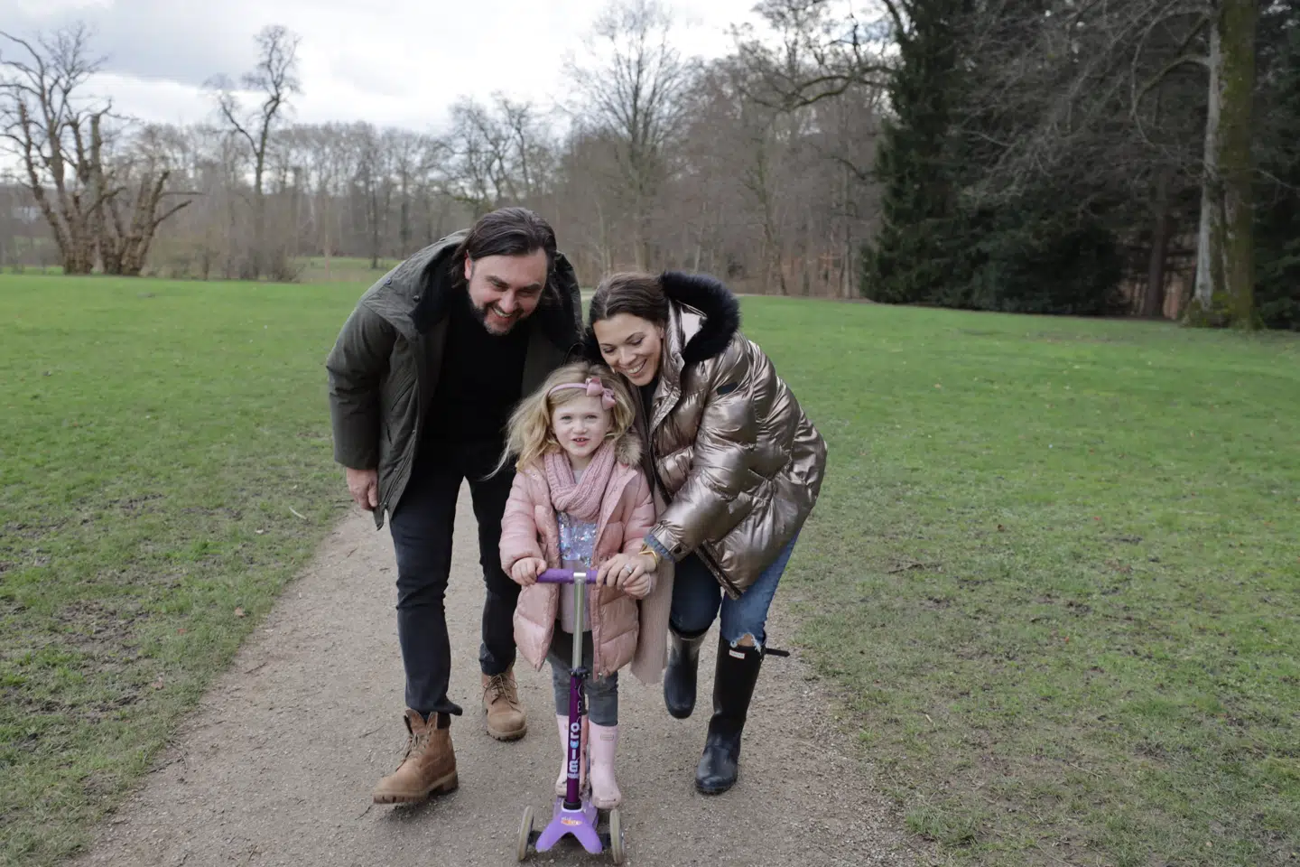 Det er hensynet til datteren Ava, der har fået Annijamila og Alberto til at flytte fra USA til Danmark. Det er her deres familie og venner danner et sikkert netværk under de tre.
