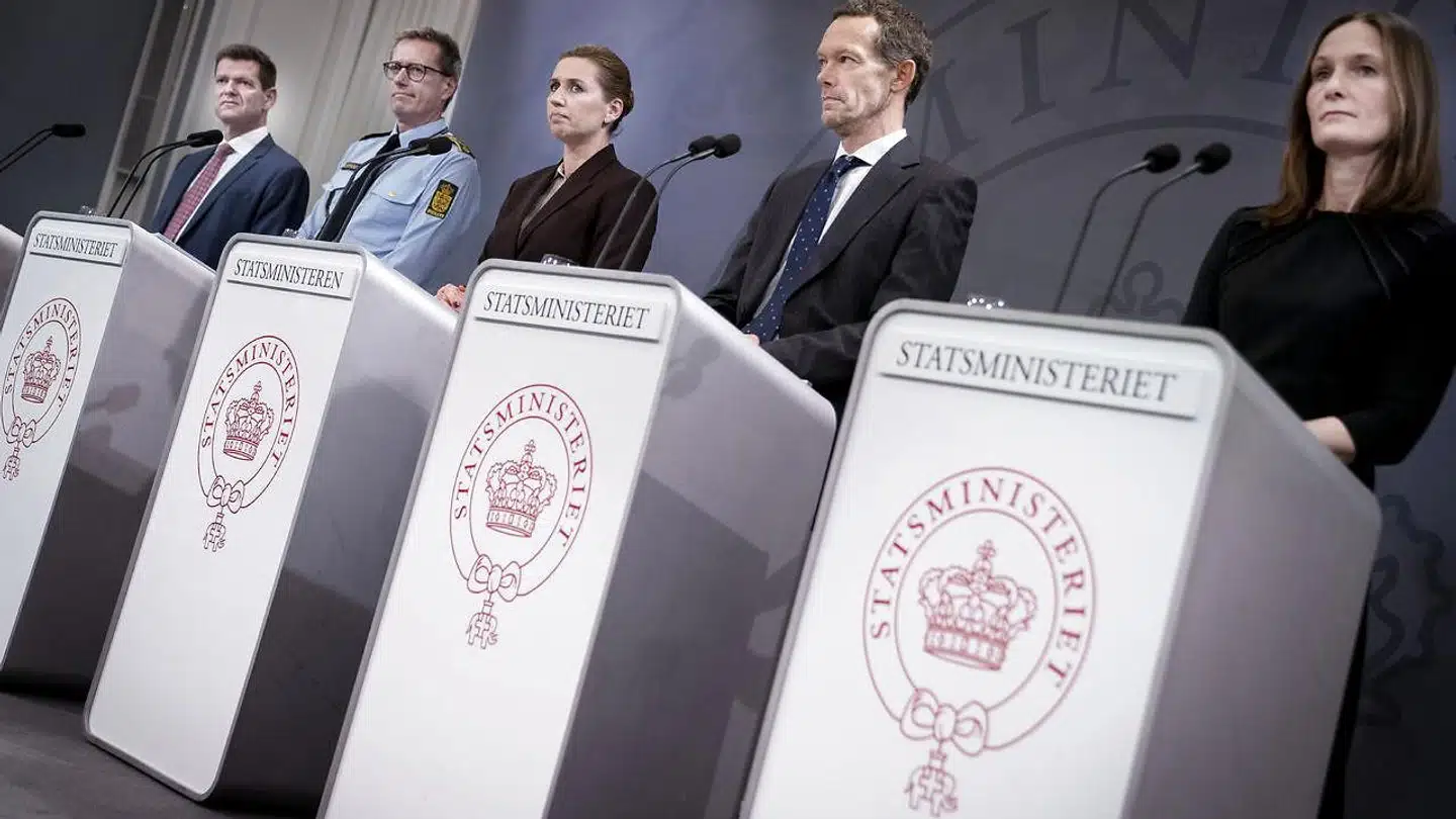 Tidligere fredag blev der afholdt pressemøde i Spejlsalen i Statsministeriet, hvor det blandt andet blev anbefalet, at sportsbegivenheder og andre arrangementer med over 1000 deltagere skulle udskydes eller aflyses.