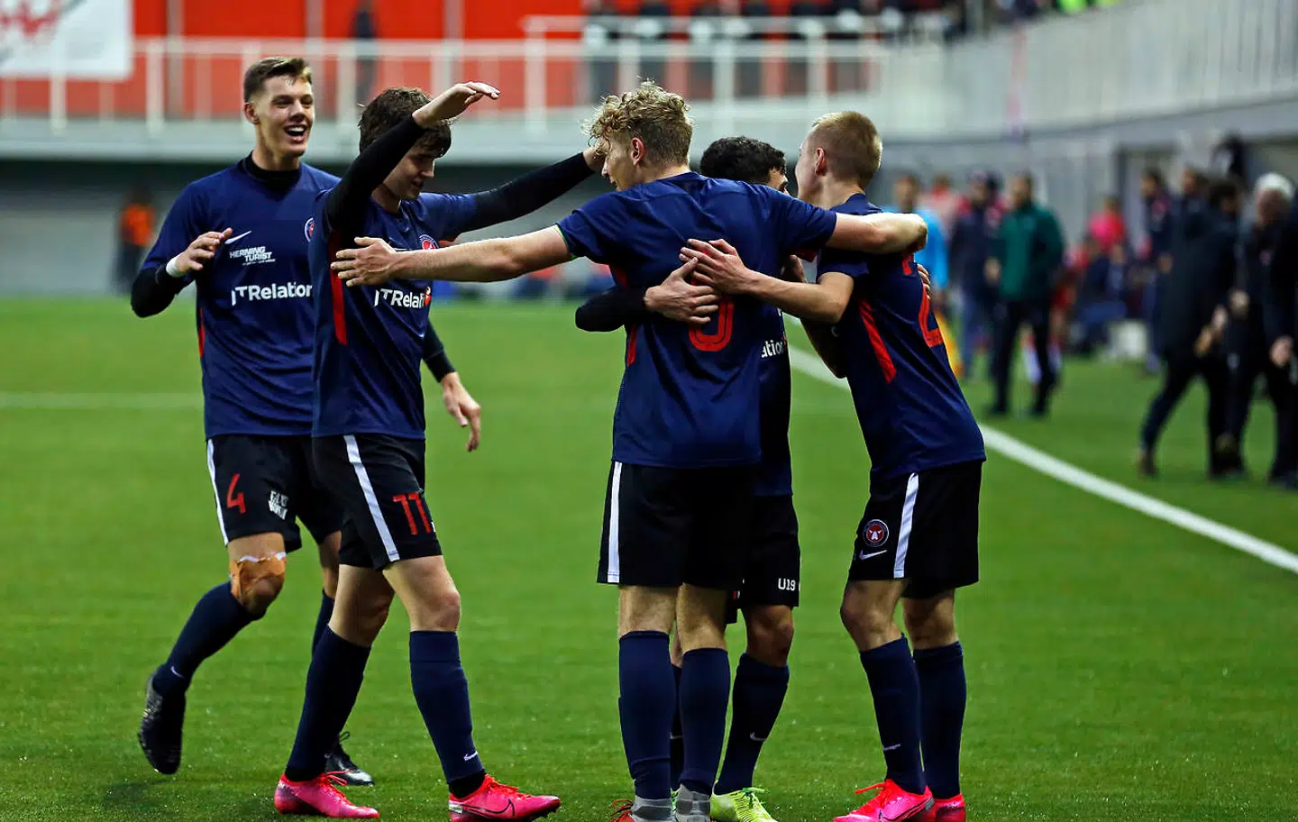 FCM-spiller jubler efter en scoring mod Røde Stjerne.