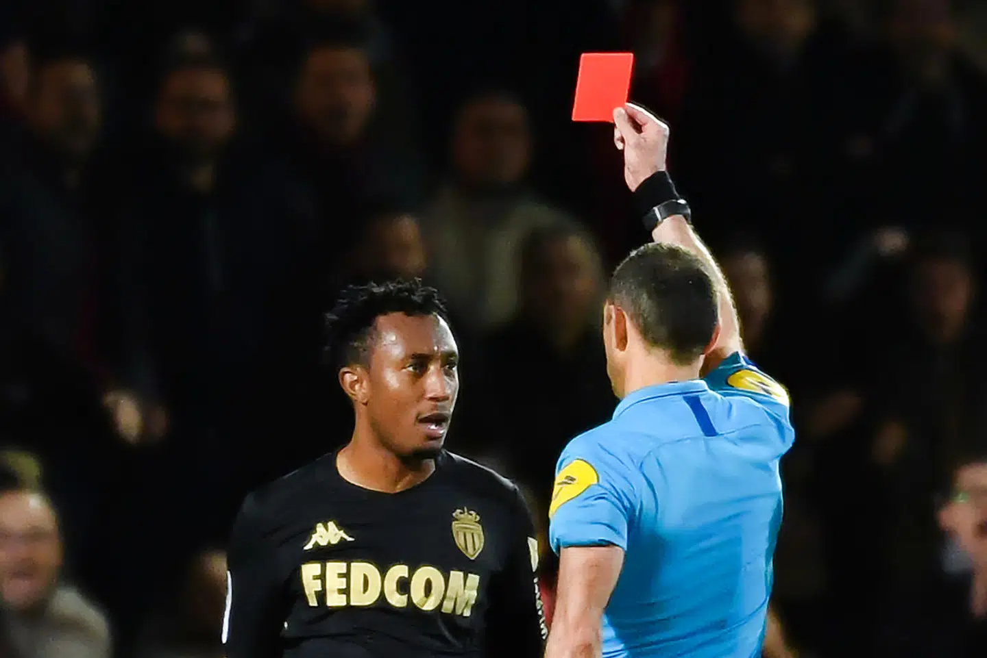 Mikael Lesage smider Gelson Martins ud af kampen mod Nimes, som man tabte 3-1.