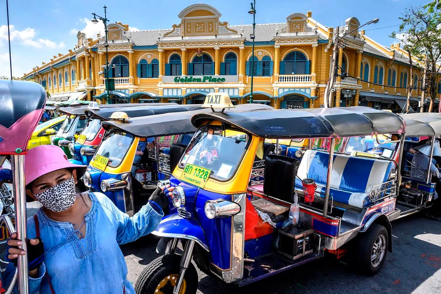 Tuk-tukere holder i kø foran det store palads i Bangkok den 6. marts 2020.