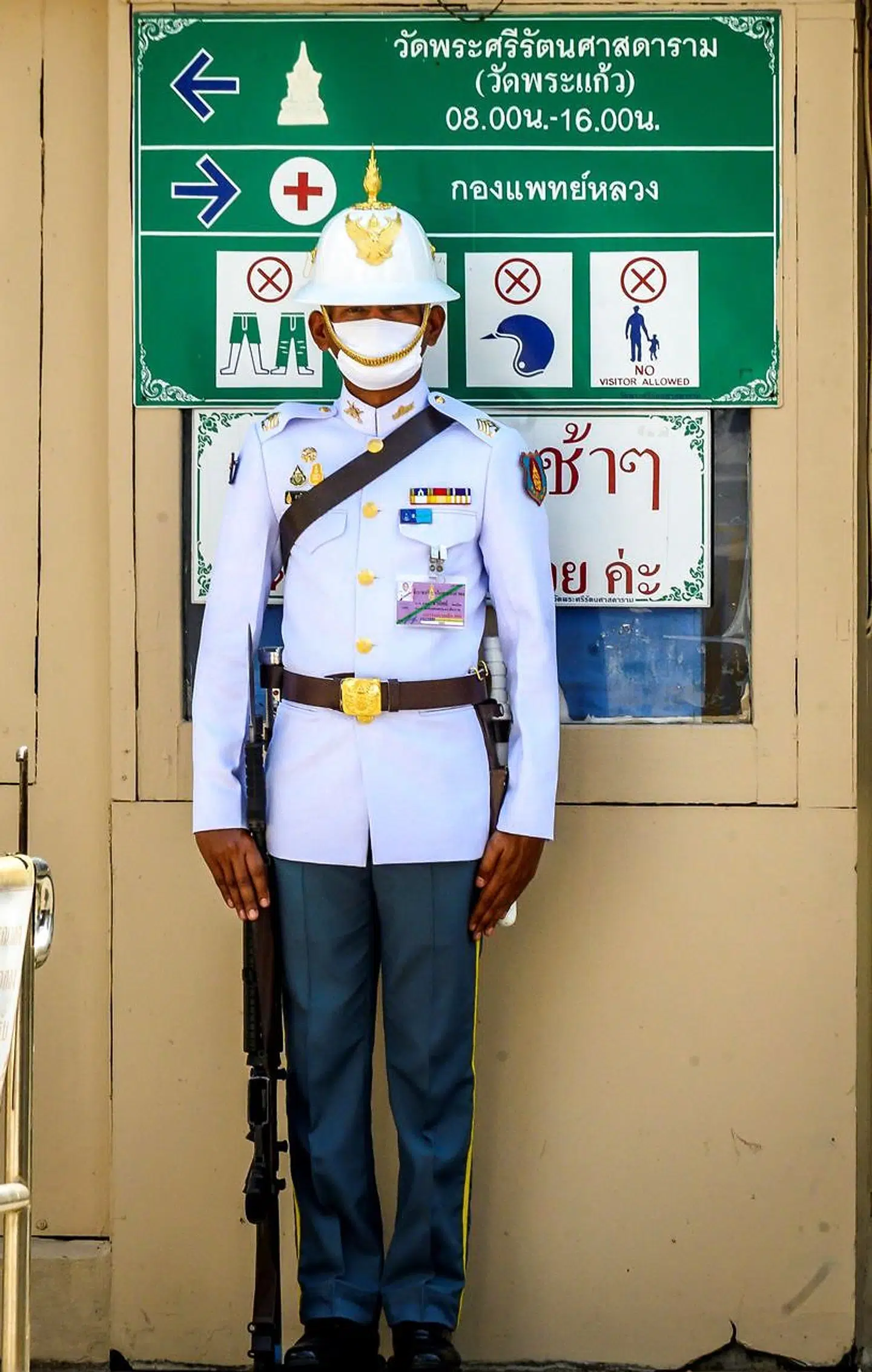 En soldat iført en ansigtsmaske, står på vagt foran det store palads i Bangkok den 6. marts 2020.