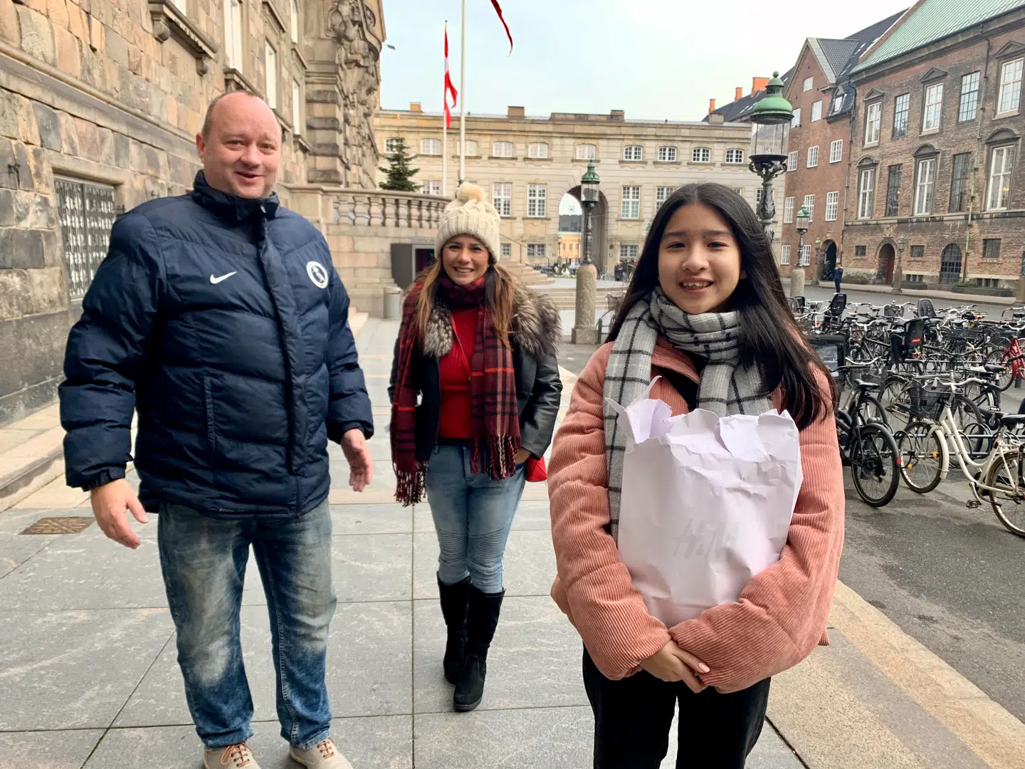 En lykkelig familie forlader Christiansborg – tre julegaver rigere.