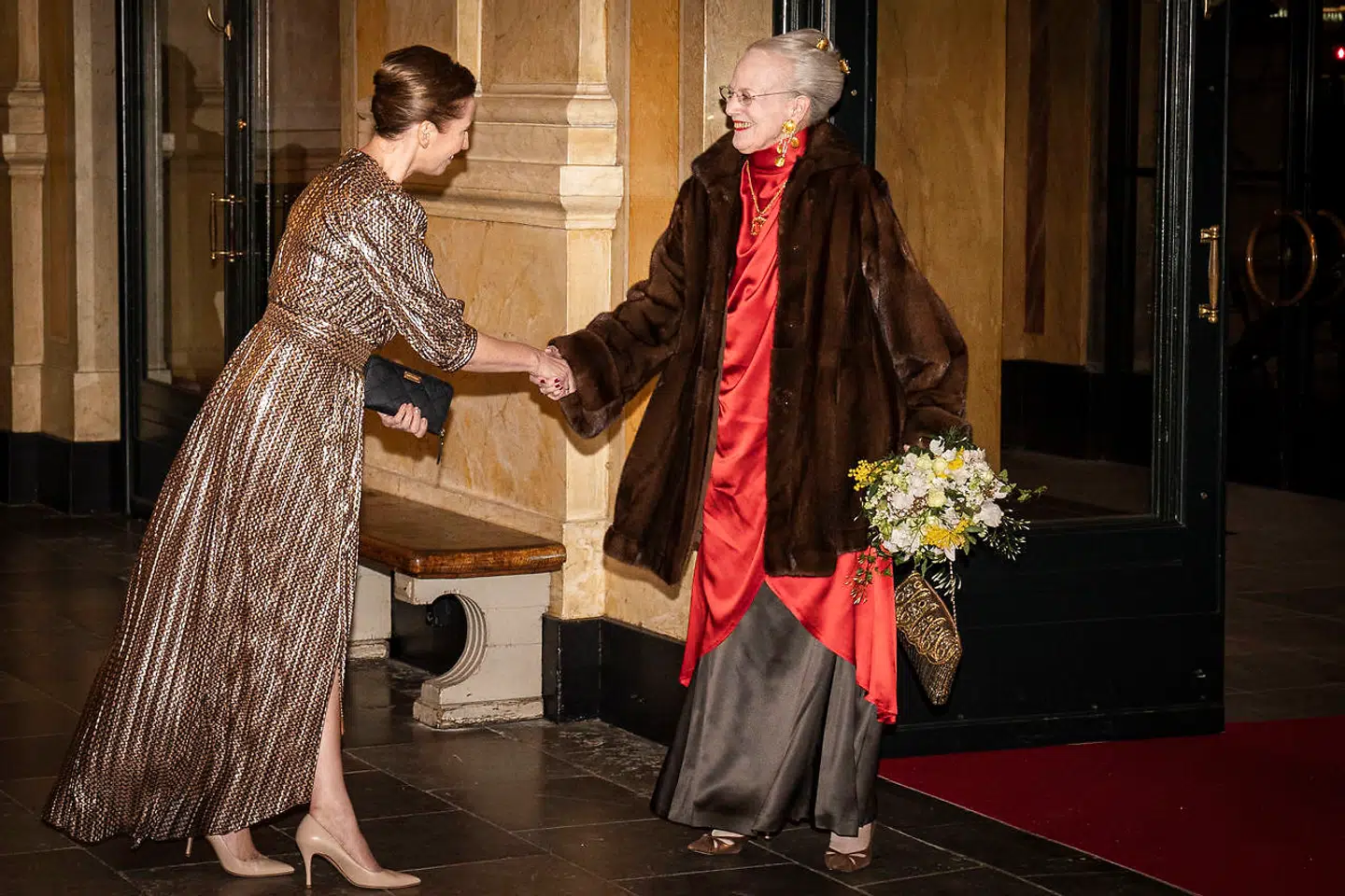 Statsminister Mette Frederiksen (S) byder Dronning Margrethe velkommen i Det Kongelige Teater, hvor regeringen markerer 100-året for Genforeningen med en gallaforestilling på Gamle Scene, i København, fredag den 10. januar 2020.