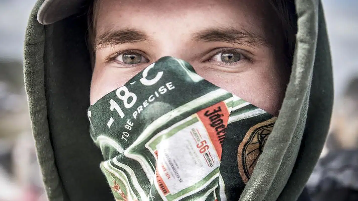 En festival dækker i 2019 sit ansigt for at undgå urinstøv.