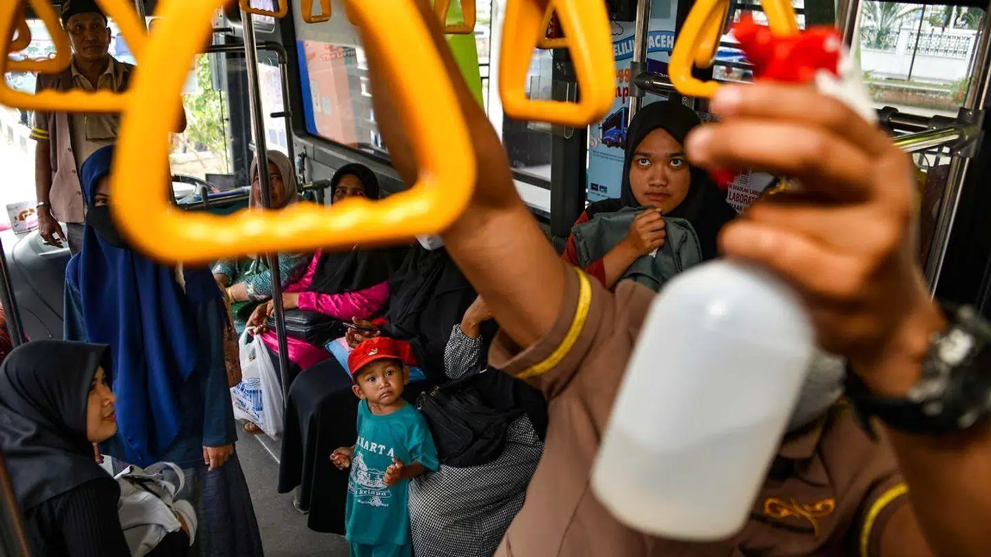 Alle steder i verden bliver der gjort en ekstra indsats for at desinficere offentlige transportmidler. Her i Indonesien.
