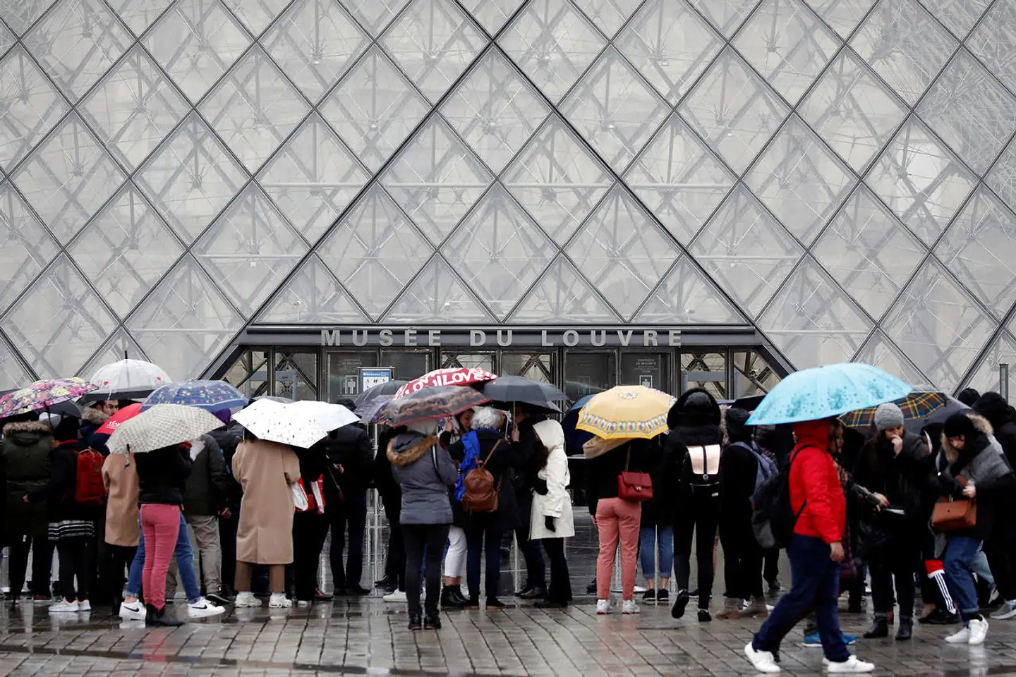 I paris er museet Louvre lukket for at undgå smittespredning.