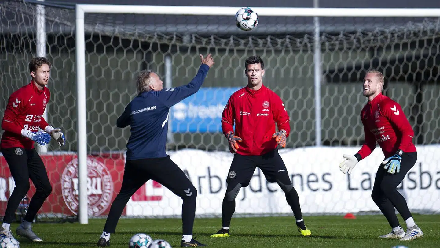 Kasper Schmeichel, Jesper Hansen, Frederik Rønnow (set fra højre) og målmandstræner Lars Høgh under fodboldlandsholdets træning i Helsingør torsdag den 10. oktober 2019. (Foto: Liselotte Sabroe/Ritzau Scanpix)
