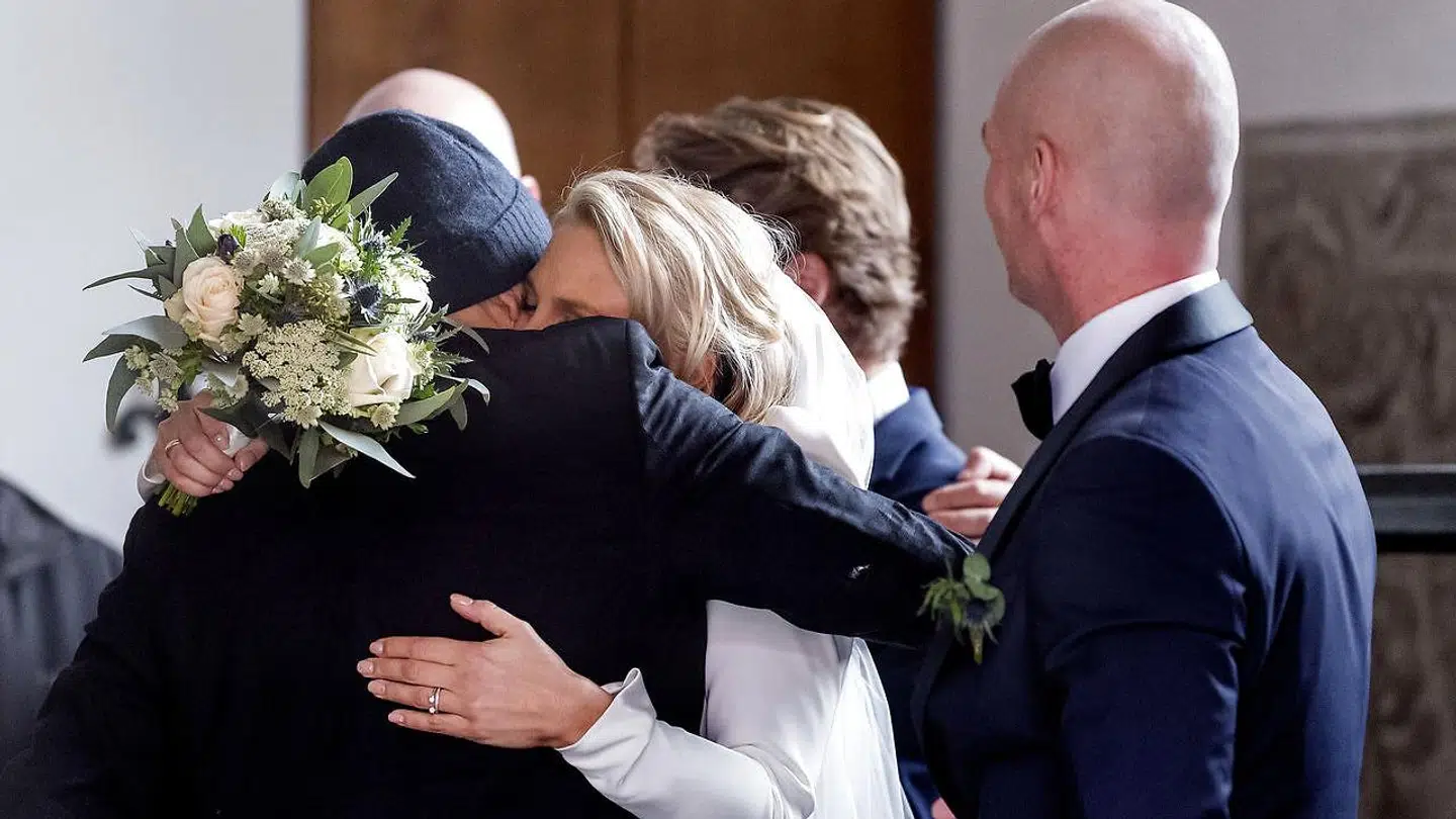 De to tv-værter fra TV 2 og DR Lasse Sjørslev og Josefine Høgh blev lørdag den 28. december 2019 gift i Sankt Laurentii Kirke i Kerteminde på Fyn. Josefine krammer efter vielsen sin far, Lars Høgh.