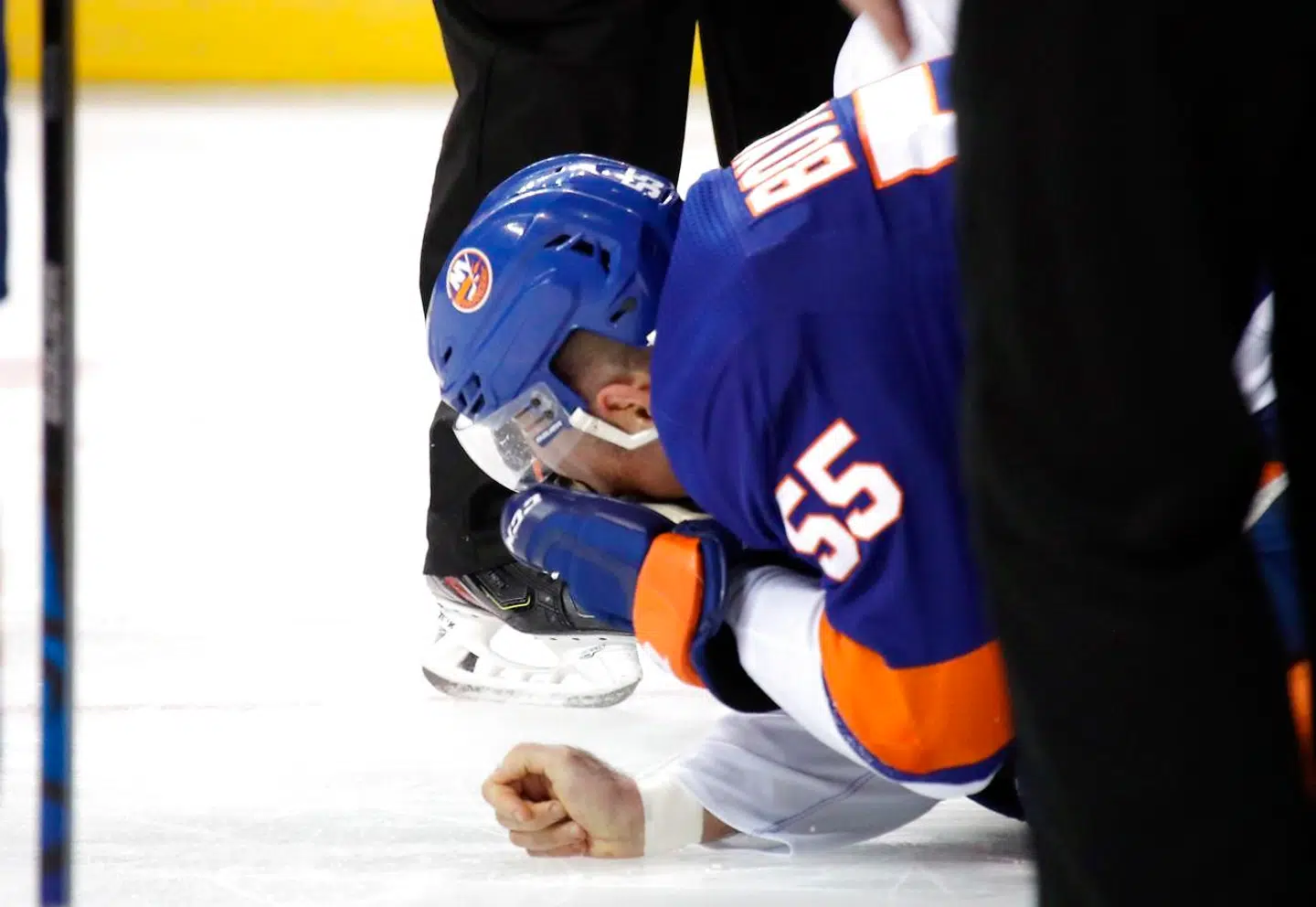 Johhny Boychuk tager sig til ansigtet efter sin skade.