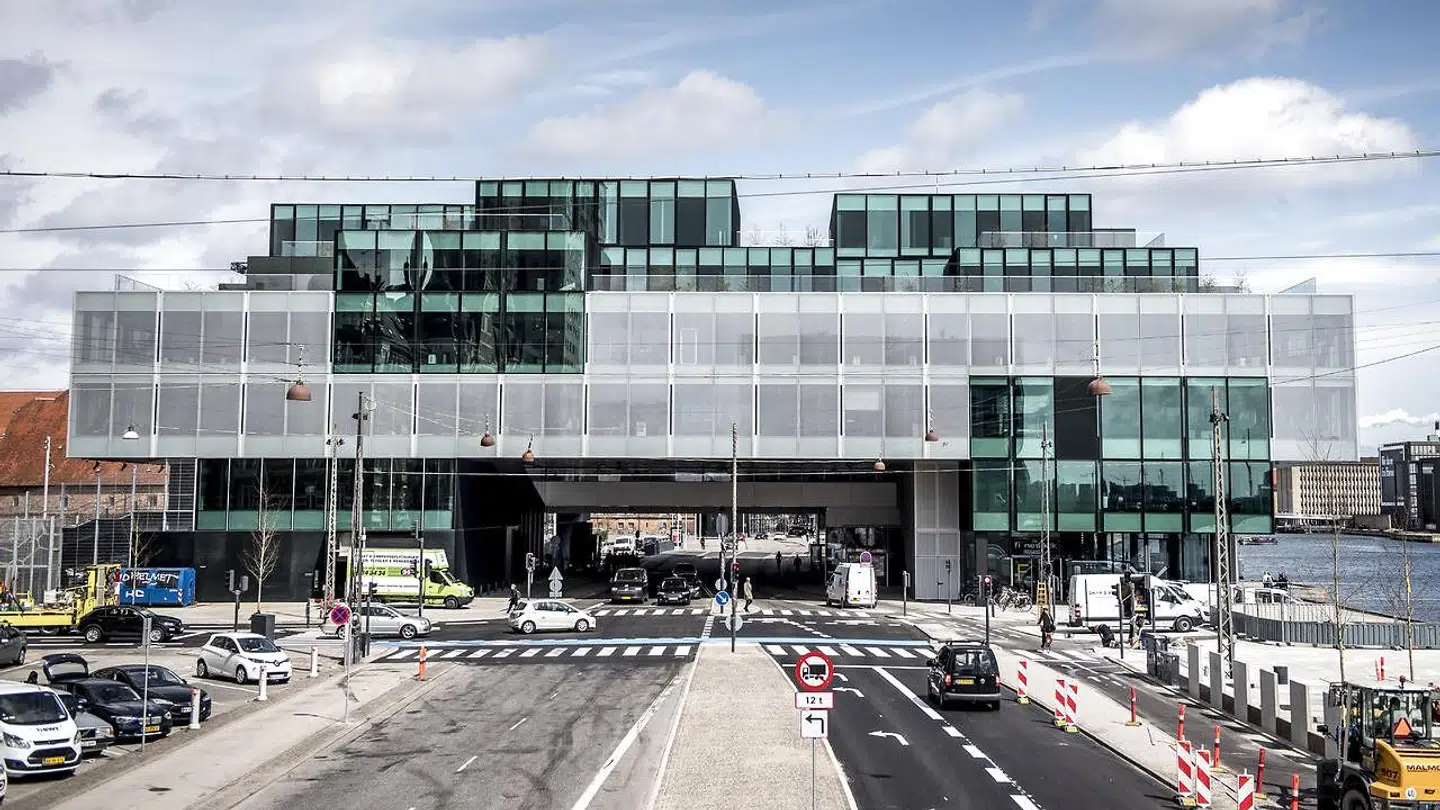 Blox ligger mellem Langebro og Det Kongelige Bibliotek i København. Bygningen huser Dansk Arkitetur Center (DAC).