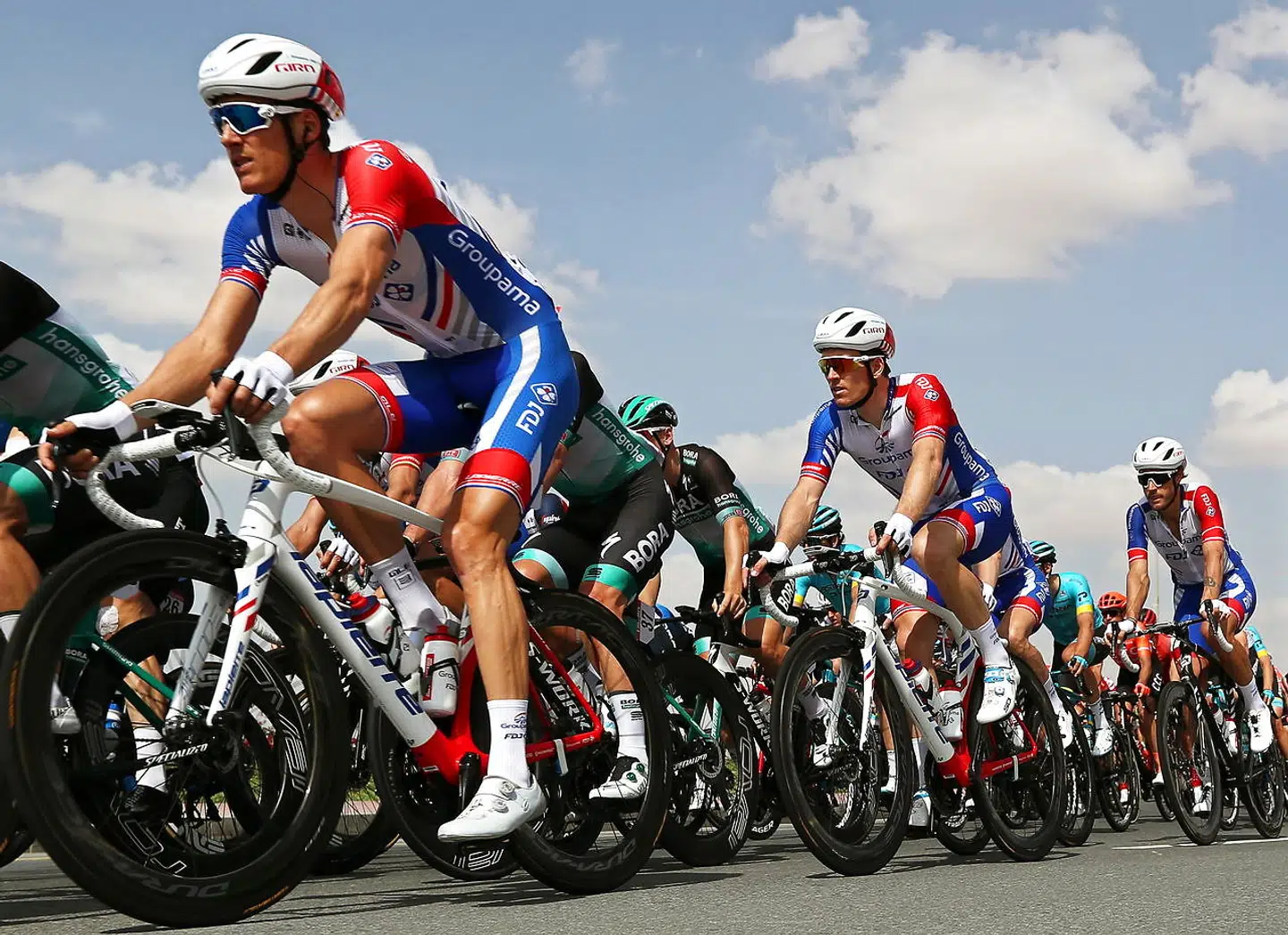 Groupama-FDJ (billedet) har trukket sig fra Strade-Bianche lørdag, da de mangler et betydeligt antal ryttere, der sidder i karantæne efter UAE Tour.