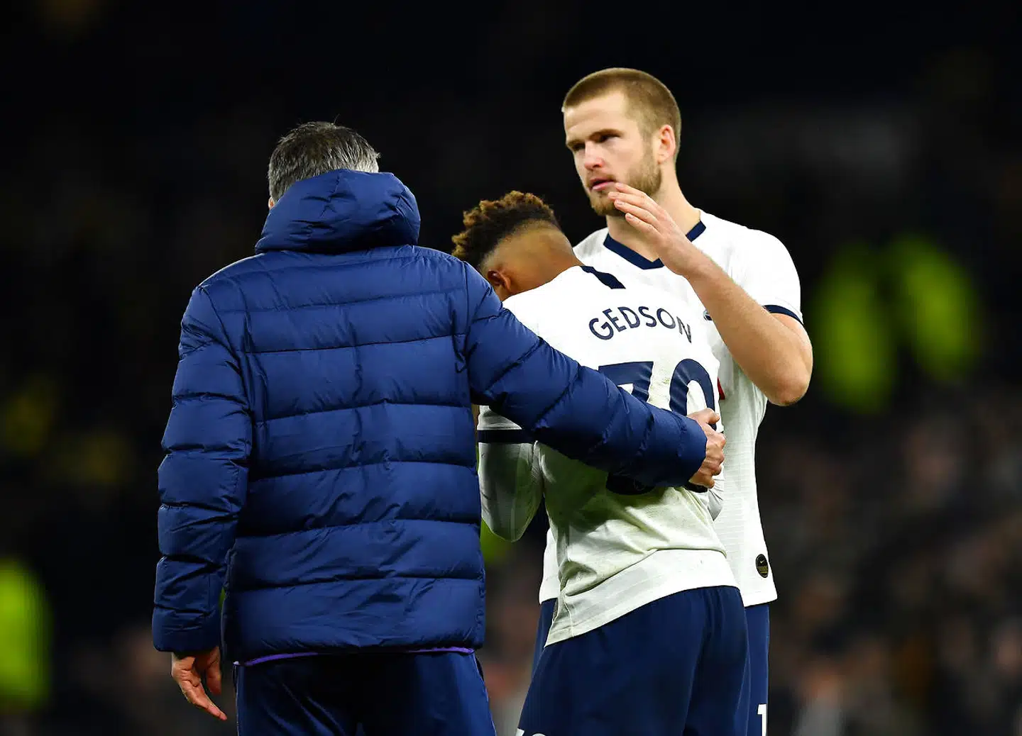 Eric Dier trøster Gedson Fernandes efter straffesparkskonkurrencen.