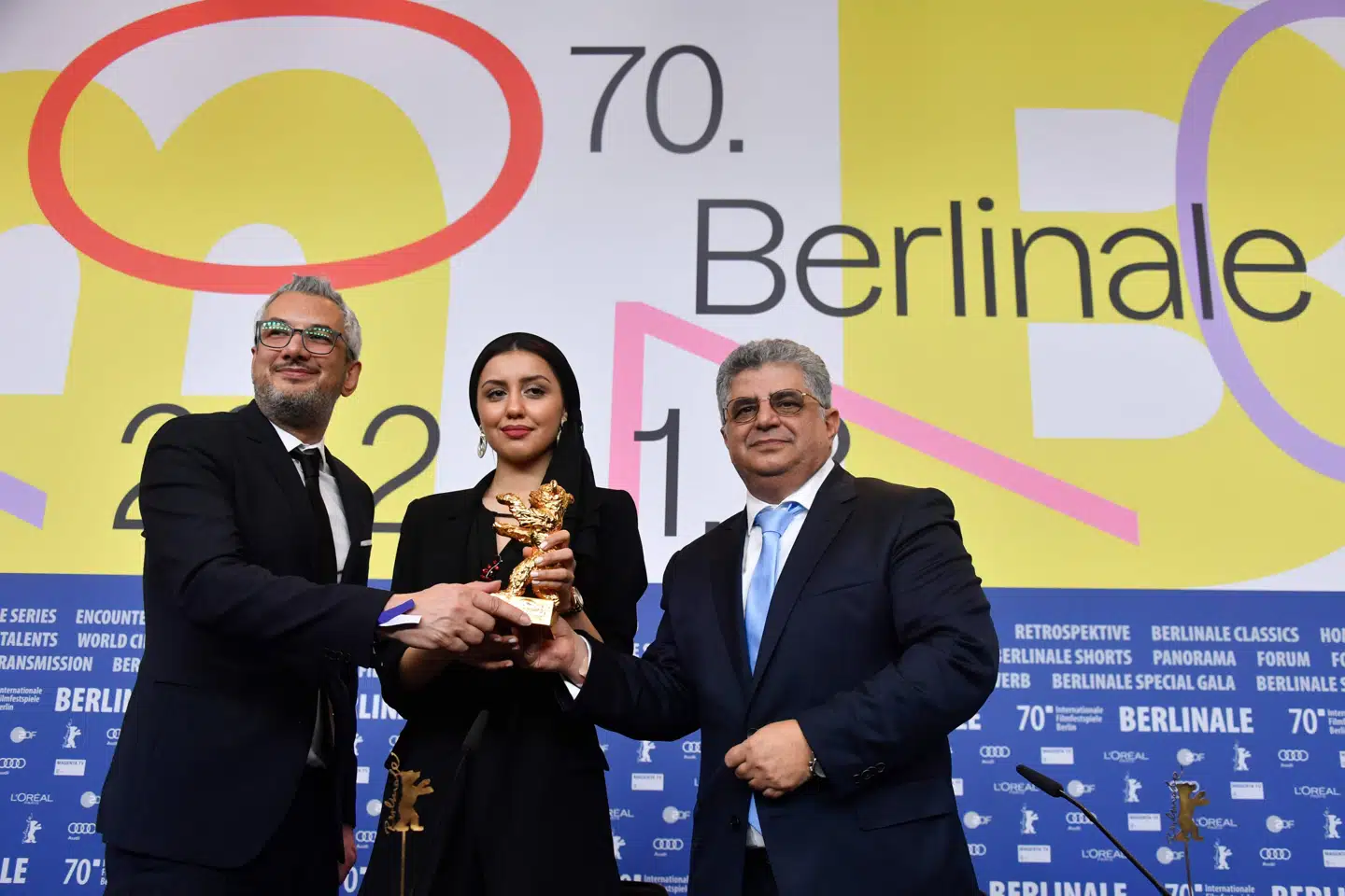 Vinderen af Guldbjørnen ved filmfestivalen i Berlin, den iranske instruktør Mohammad Rasoulof, skal et år i fængsel. Det oplyser hans advokat ifølge NTB, fordi de iranske myndigheder mener, at hans prisbelønnede film er propaganda mod systemet. John Macdougall/Ritzau Scanpix