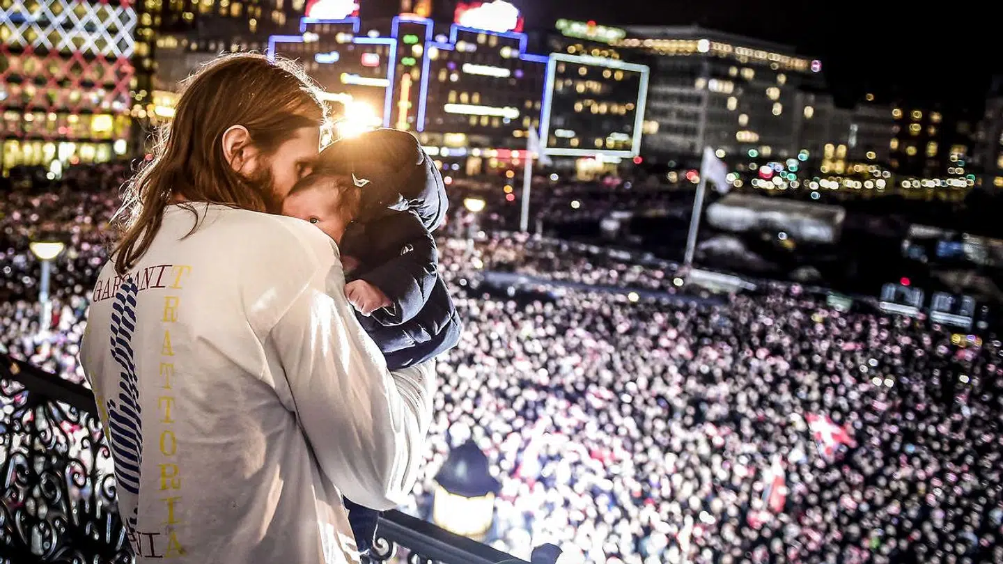 Mikkel Hansen tog sønnen Eddie Max med ud på balkonen, da håndboldherrerne blev fejret efter VM-guldet.