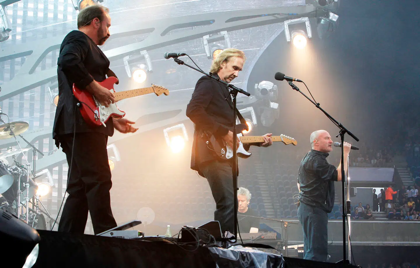 På dette arkivfoto fra den 30. juni 2007 optræder Tony Banks, Mike Rutherford og Phil Collins fra rockbandet Genesis på Parc des Princes stadion i Paris.