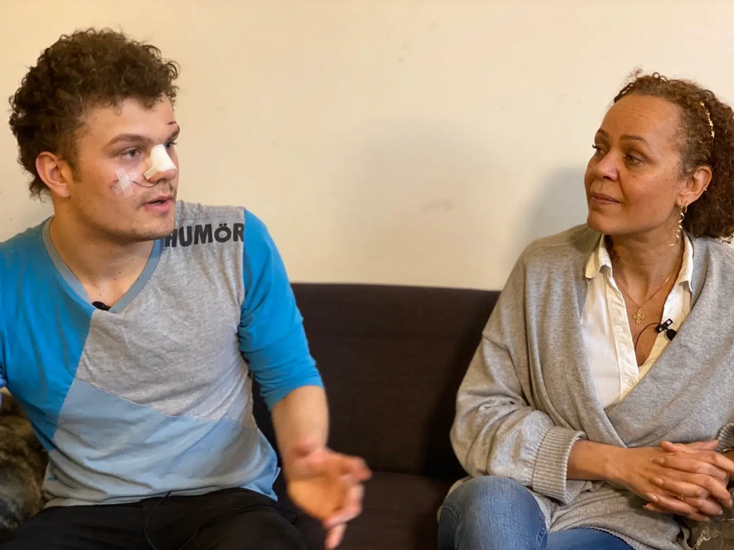 Lauritz Lindboe Wind blev den 22. februar sendt på traimecenteret på Rigshospitalet efter et voldsomt overfald. Her ses han halvanden uge efter sammen med sin mor Karina Lindboe Wind. Foto: BT