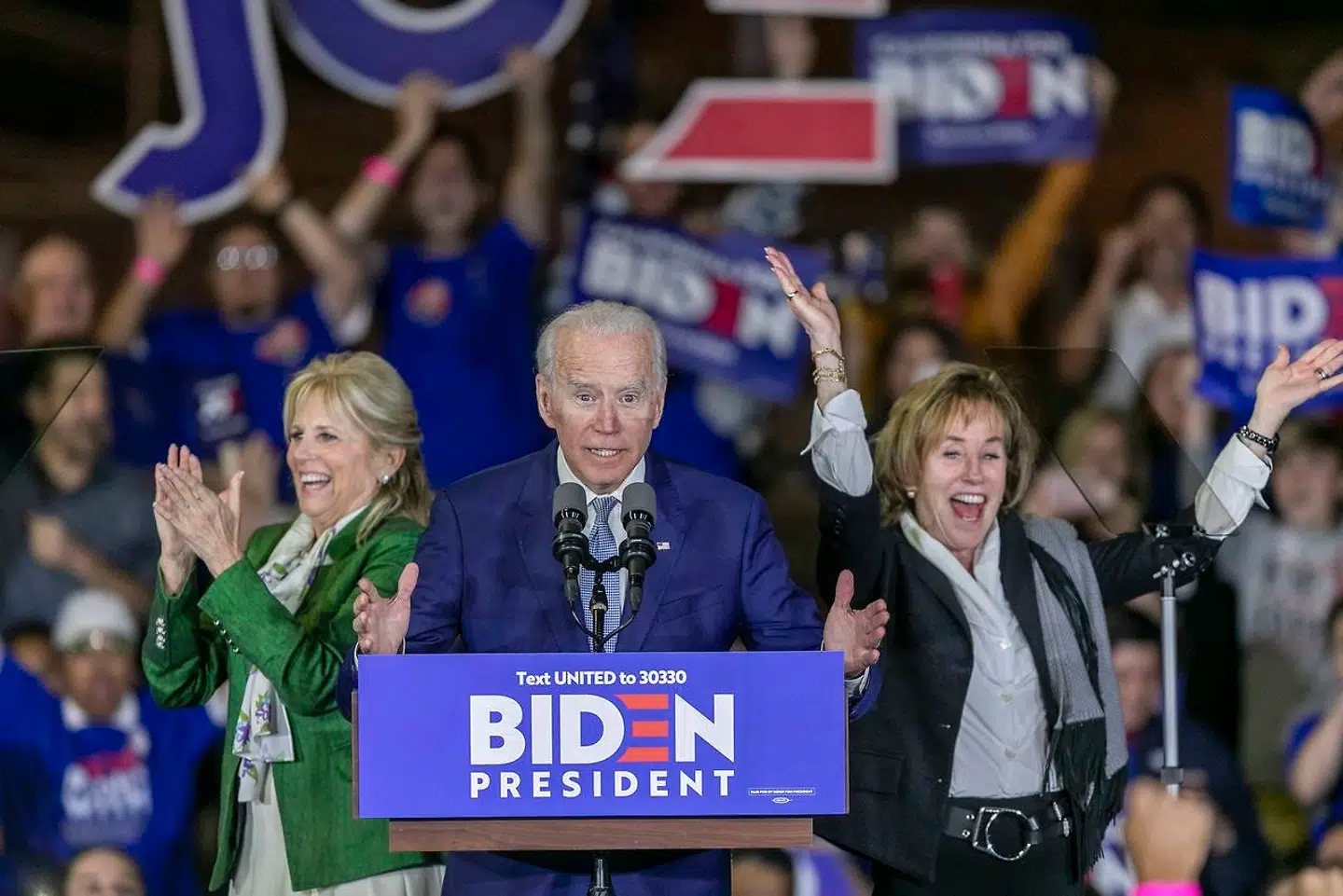 Præsidentkandidat Joe Biden med sin søster til højre og kone til venstre. Den detalje byttede han dog om på, mens han holdt sin tale i Los Angeles natten til onsdag. AFP.
